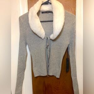 Gray long sleeve shirt with fur collar 👚🛍️